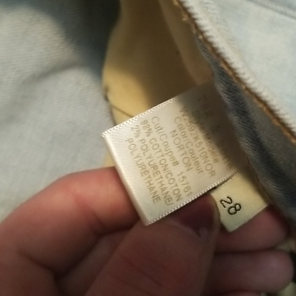 Rag & Bone Dre Capri Distressed Light Wash - Picture 8 of 15